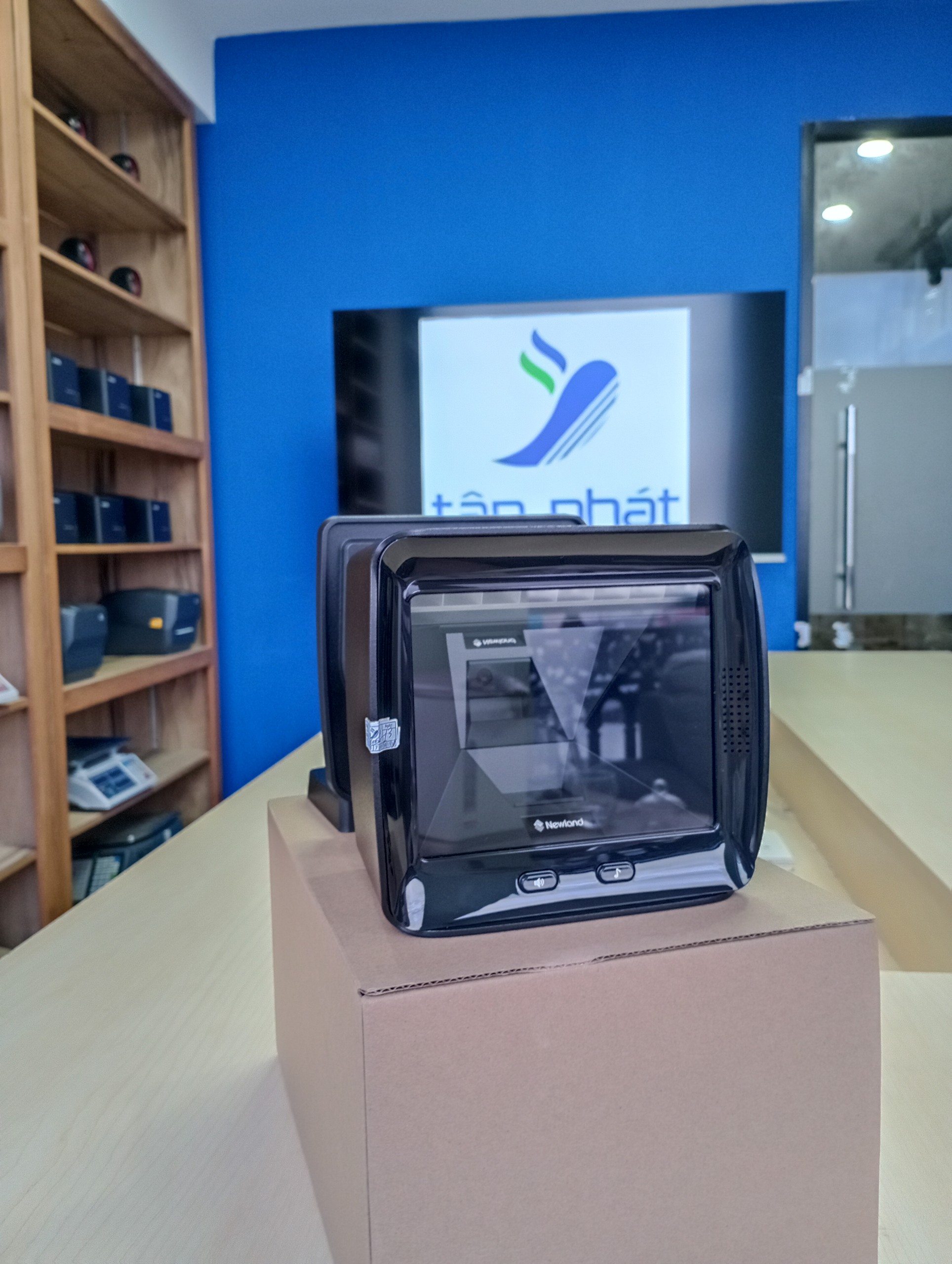 z4970411182264_47928349f2a0dc98769488776bcea644 Bộ sạc Hình ảnh thực tế máy quét mã vạch Newland FR8080 màn kính