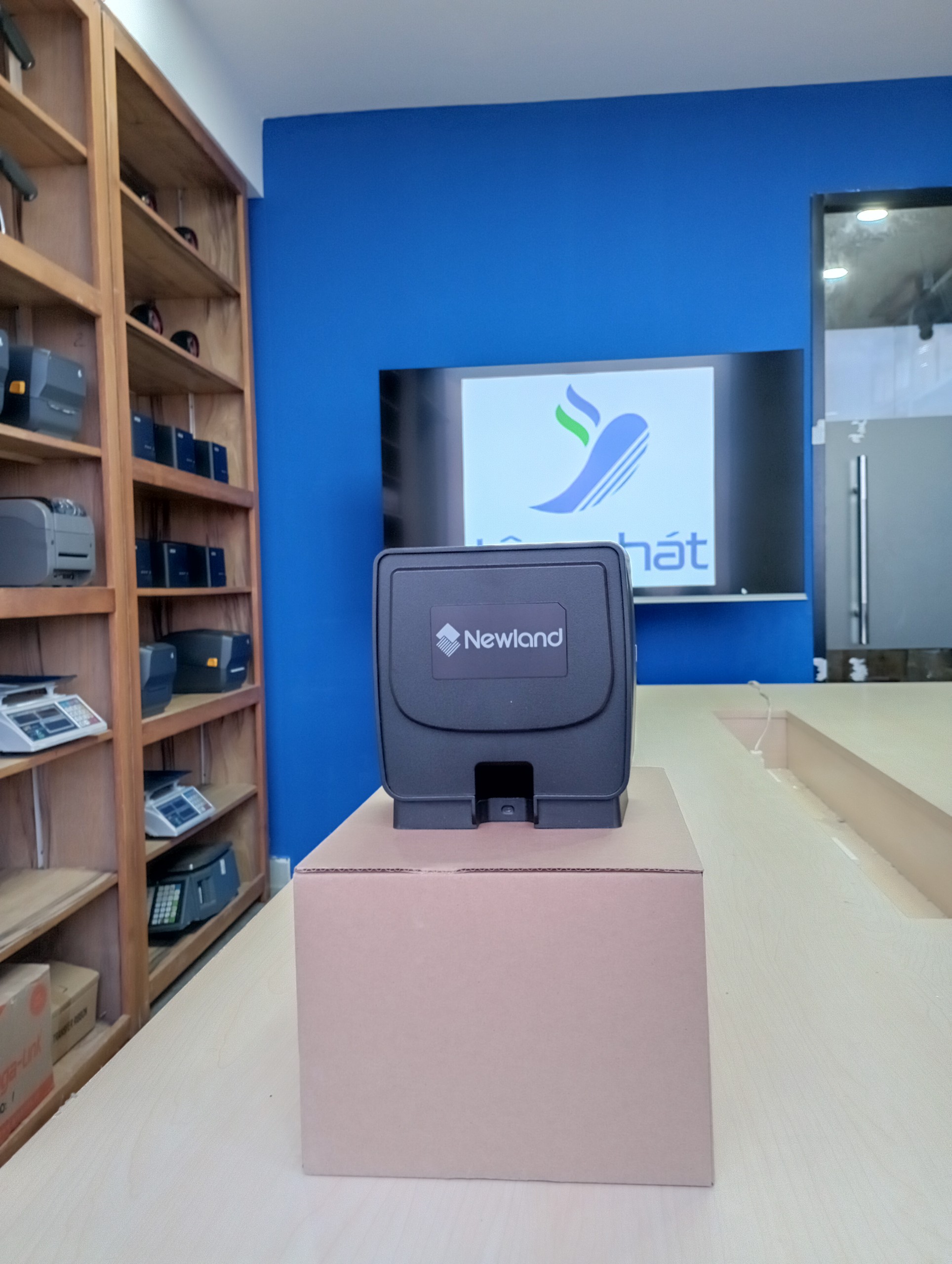 z4970411195165_362d3d74280f522c75d6c26240712138 Hình ảnh thực tế góc nhìn tổng thể Máy quét mã vạch 2D Newland FR8080
