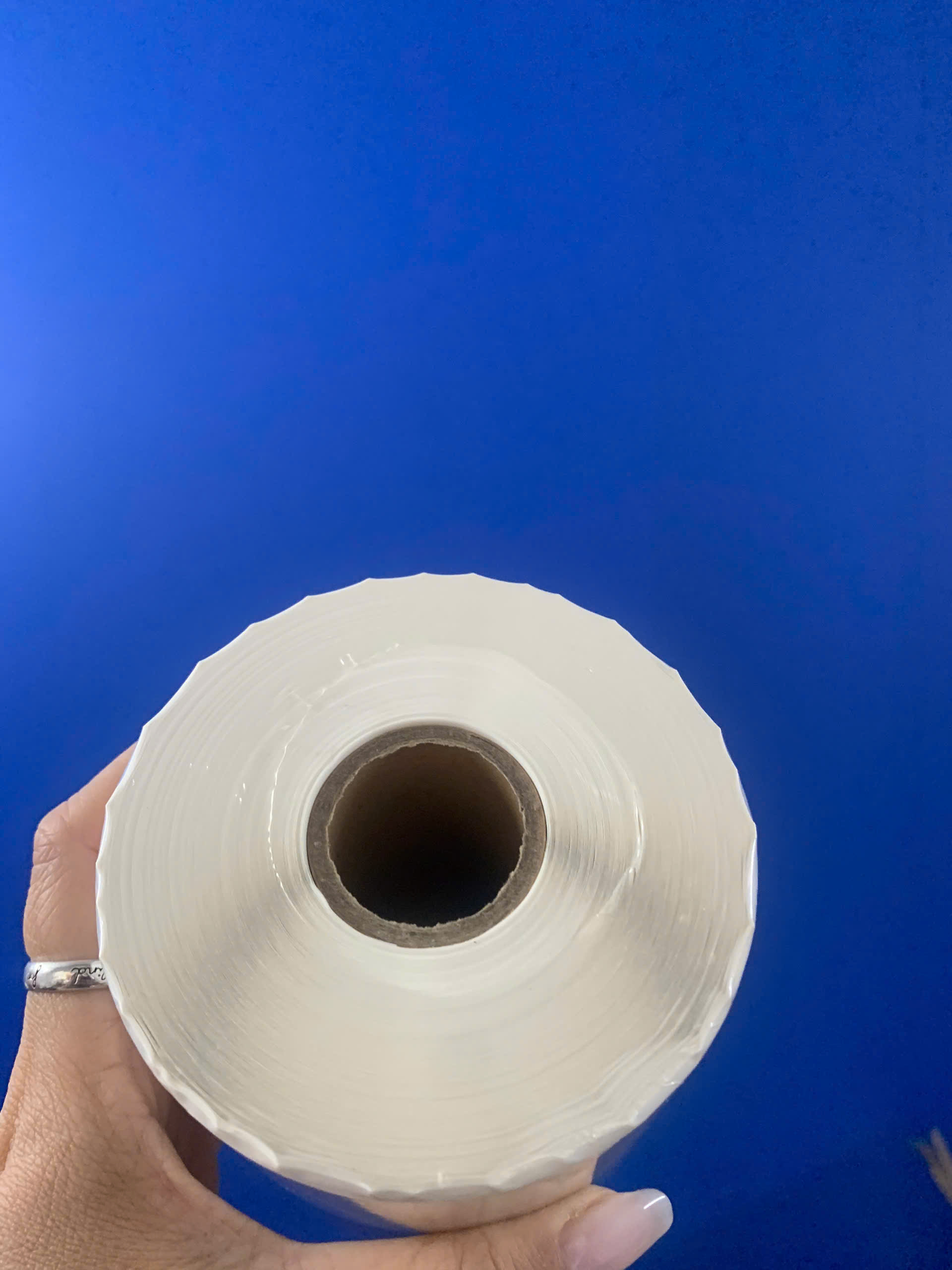 z5859065980146_7804addbe608178f9ad94d033f24d917 Giấy in mã vạch 1 tem 100x100x50M, bo góc ảnh 1